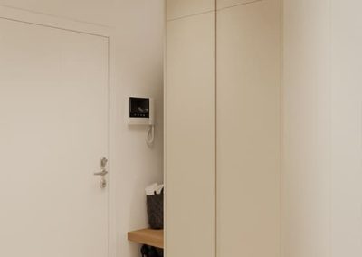 Zabudowana szafa w strefie wejścia mieszkania pod klucz.