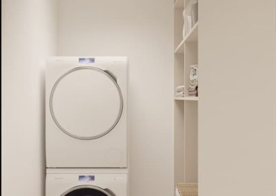 Pomieszczenie techniczne w mieszkaniu pod klucz – funkcjonalna pralnia z półkami i sprzętem.