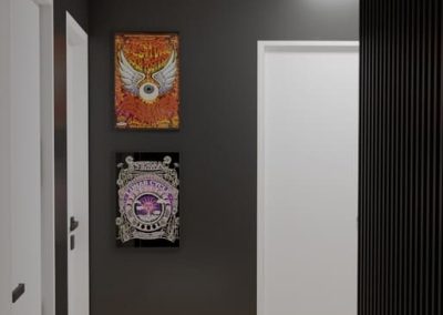 Projekt mieszkania: nowoczesny hol wejściowy w stylu minimalistycznym z czarną ścianą i designerskimi grafikami