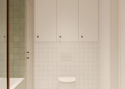 Łazienka z wanną i zielonymi płytkami, stworzona przez projektanta wnętrz